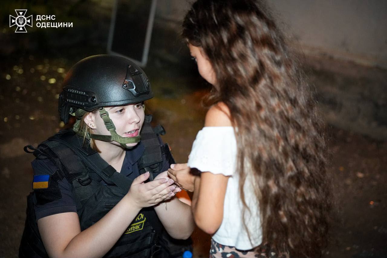 Фахівець надає дитині необхідну допомогу.