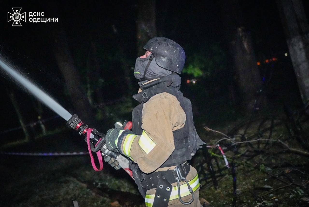 Рятувальник ліквідує пожежу.