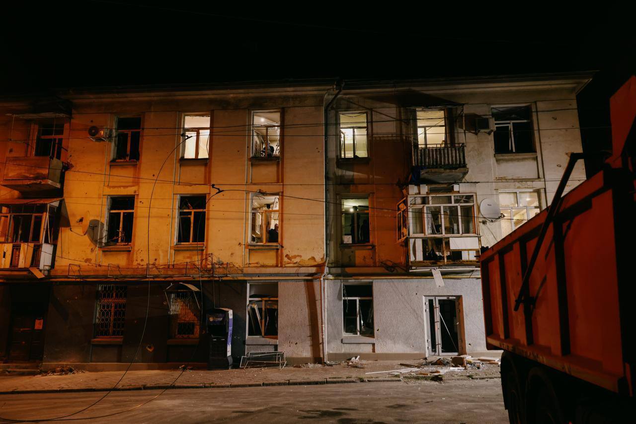 Працівники служб ліквідують наслідки атаки РФ.