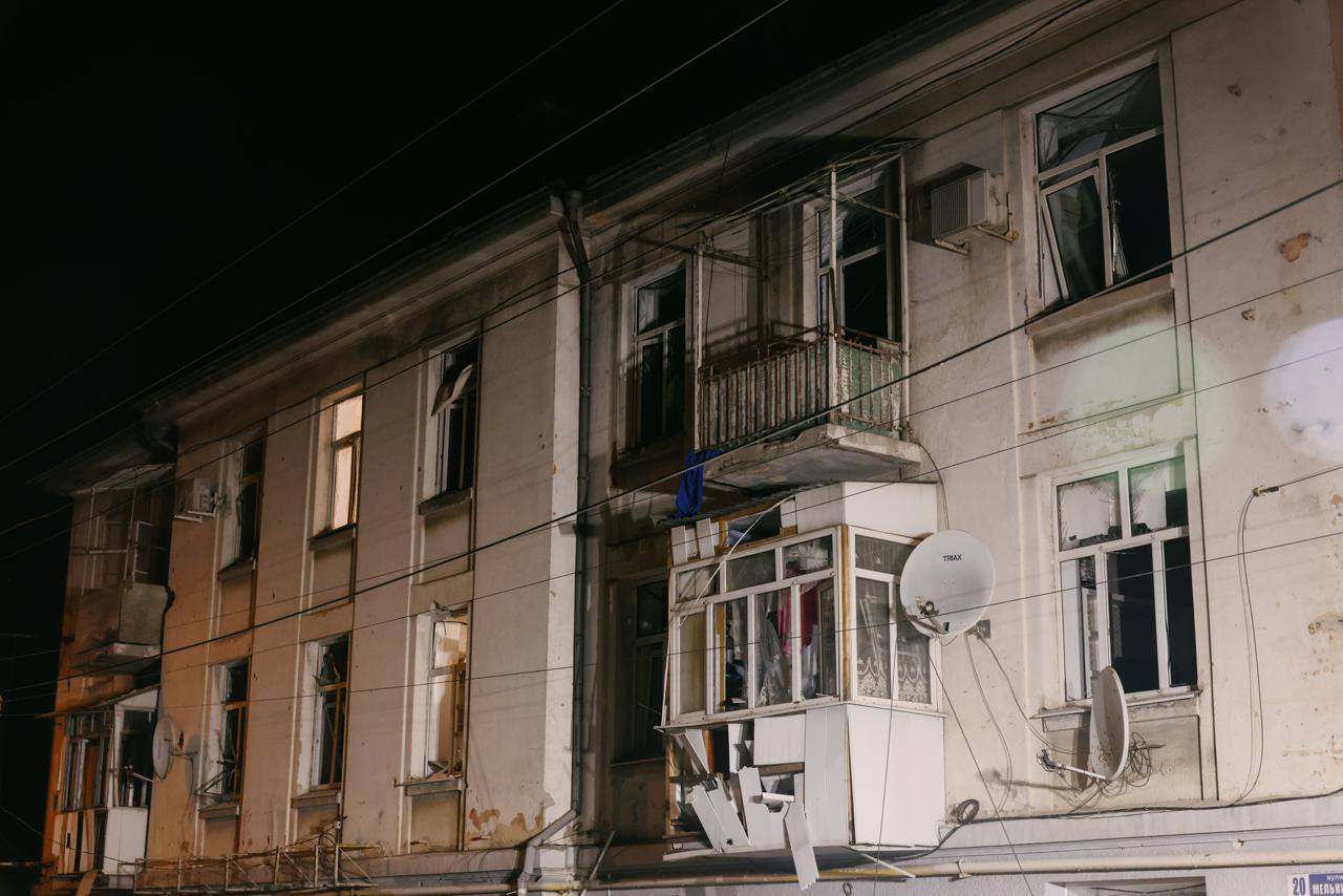 Працівники служб ліквідують наслідки атаки РФ.