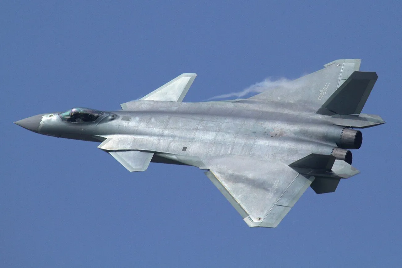 Китайський винищувач J-20.