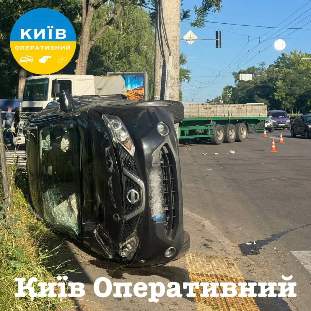 Внаслідок ДТП легковик перекинувся на бік.