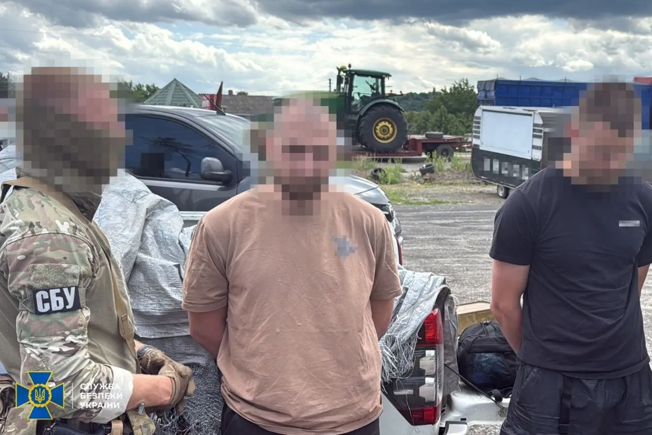Силовики СБУ и задержанный.