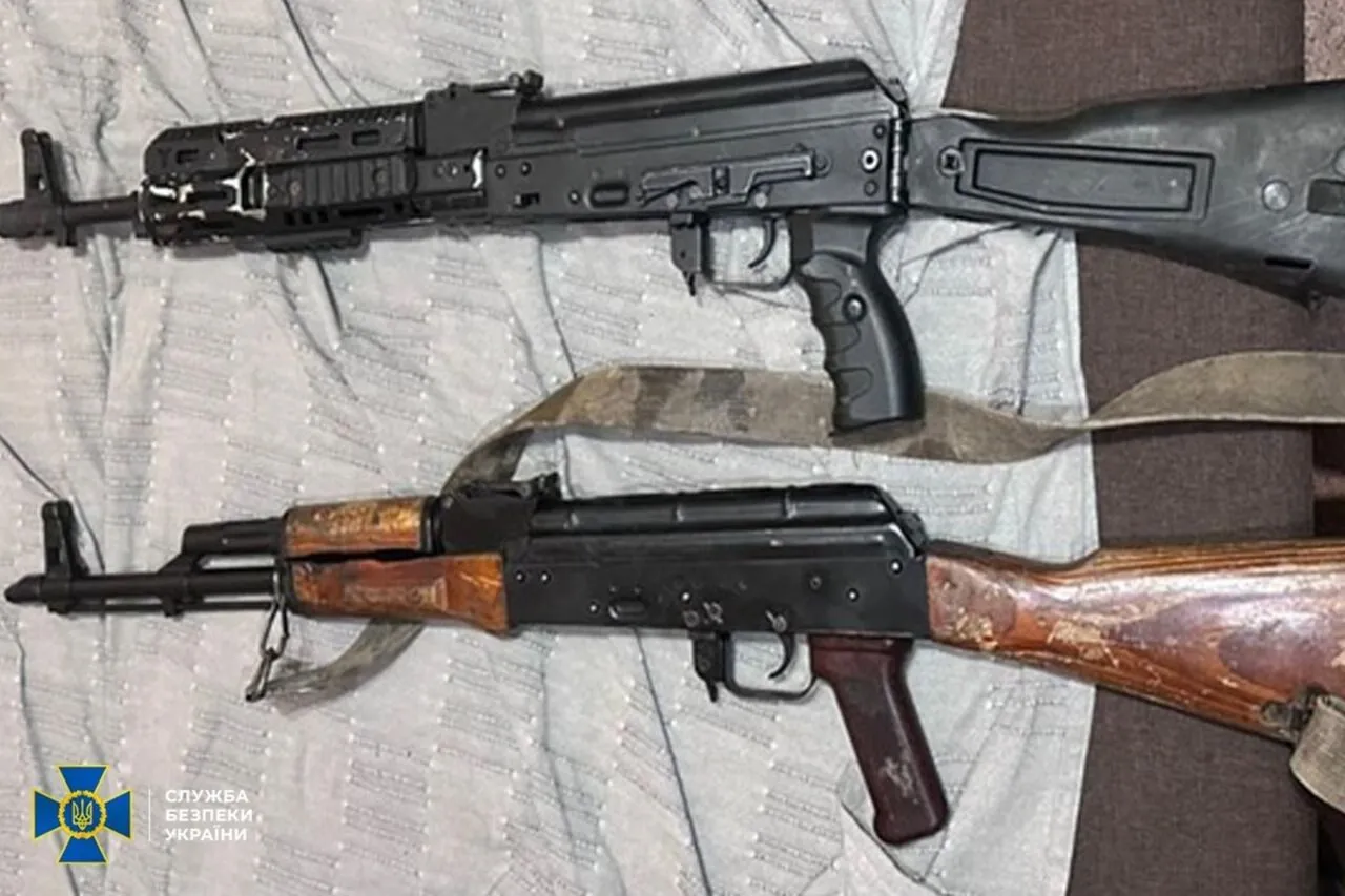 Изъятые два автомата Калашникова.