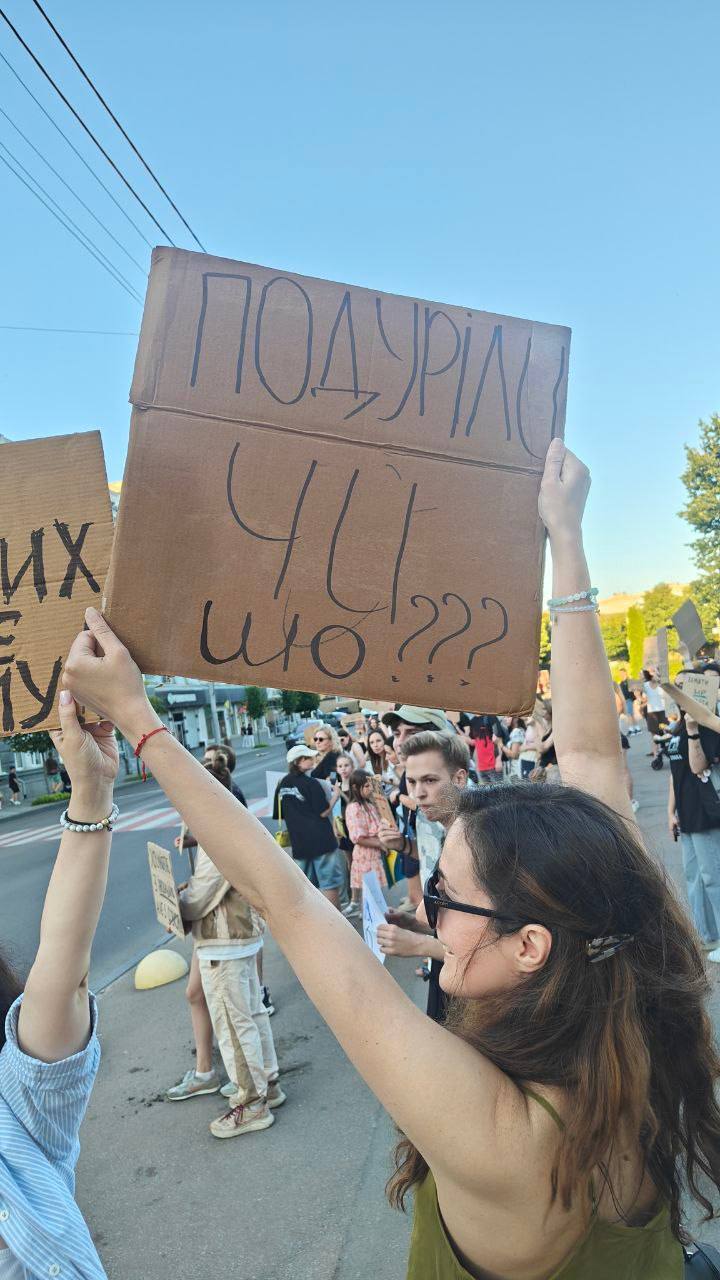 В Житомире на площади собралось около 40 человек