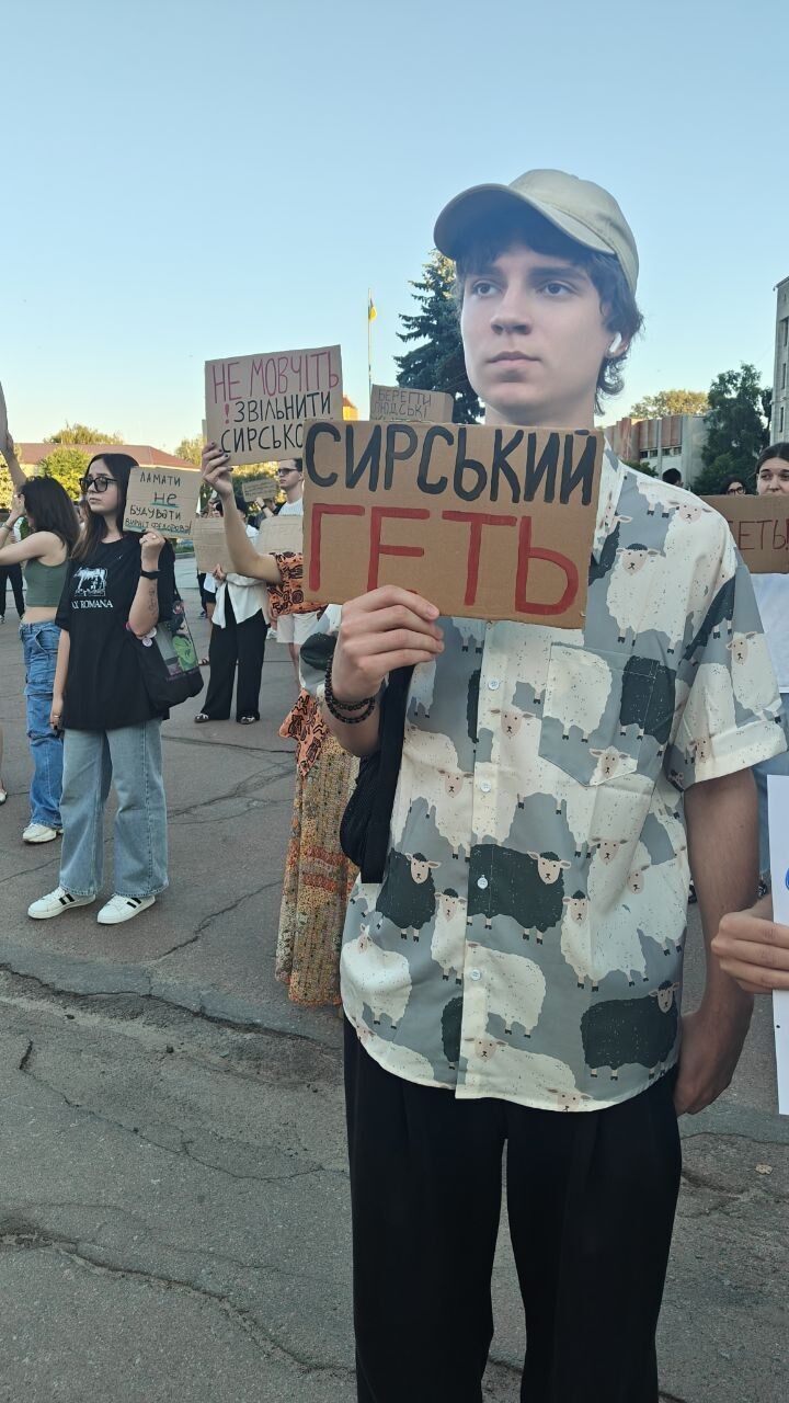 В Житомире на площади собралось около 40 человек