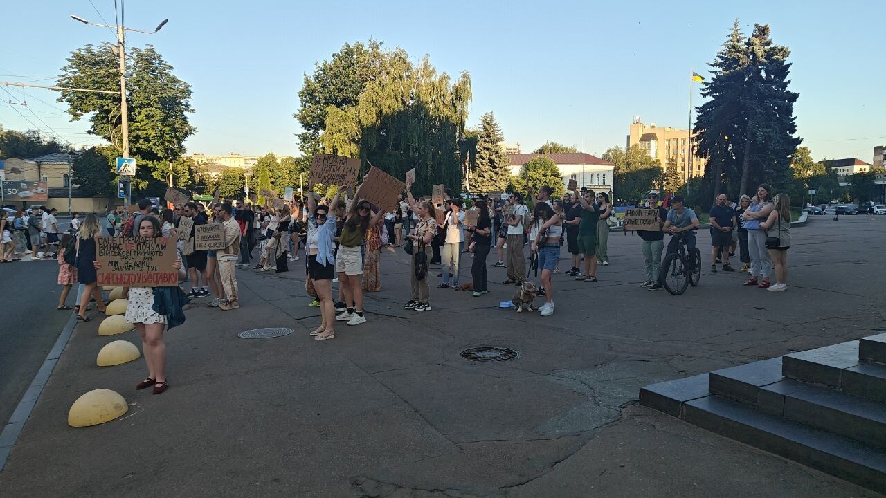 В Житомире на площади собралось около 40 человек