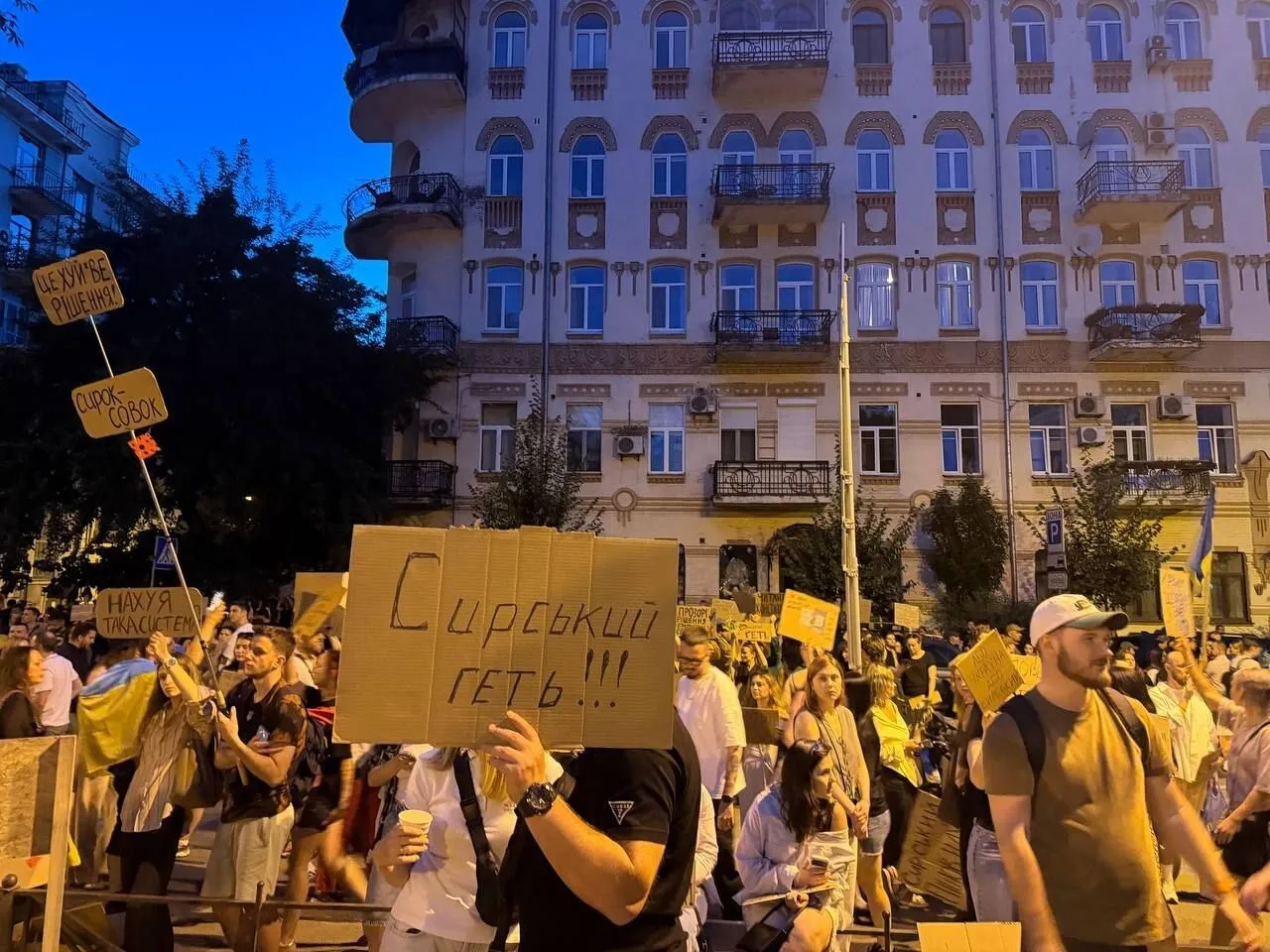 У Києві протести не припинилися навіть увечері