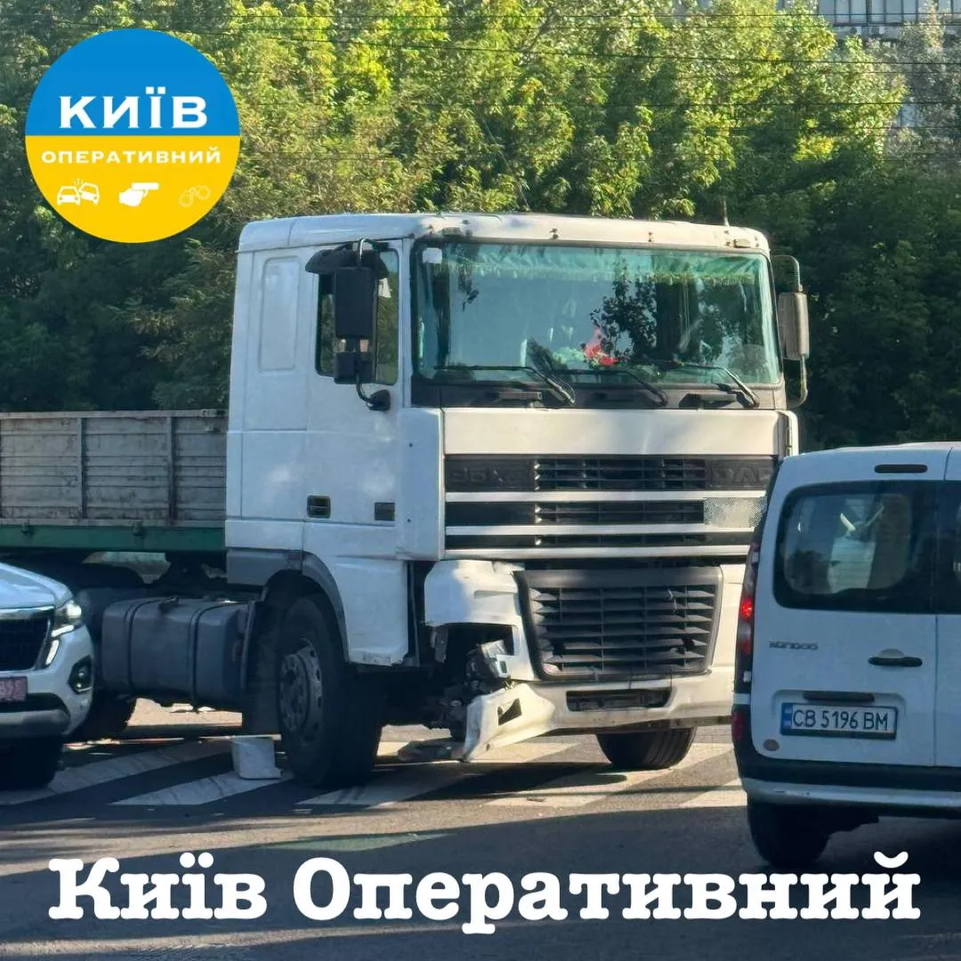 Зіктнулись вантажівка та легковик.