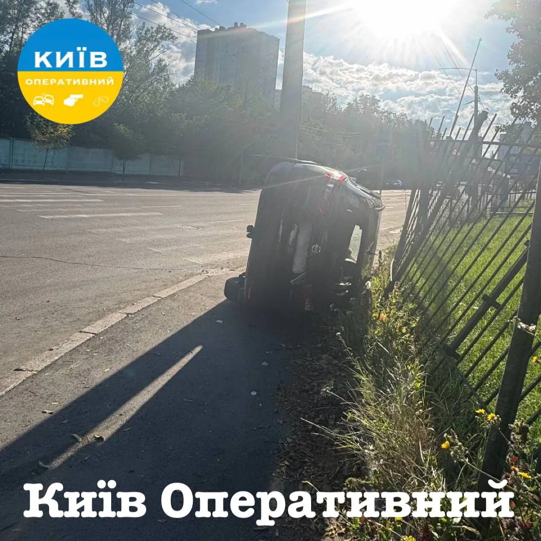 Внаслідок ДТП легковик перекинувся на бік.