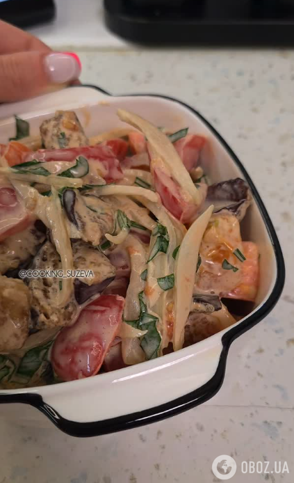 Вкусный салат из помидоров и баклажанов: добавьте пикантную заправку