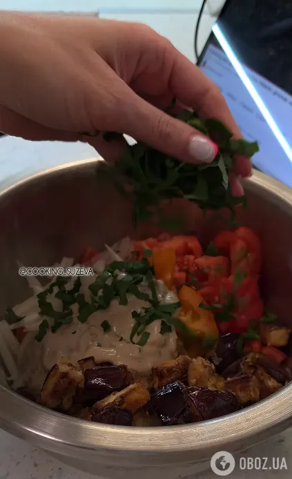 Вкусный салат из помидоров и баклажанов: добавьте пикантную заправку