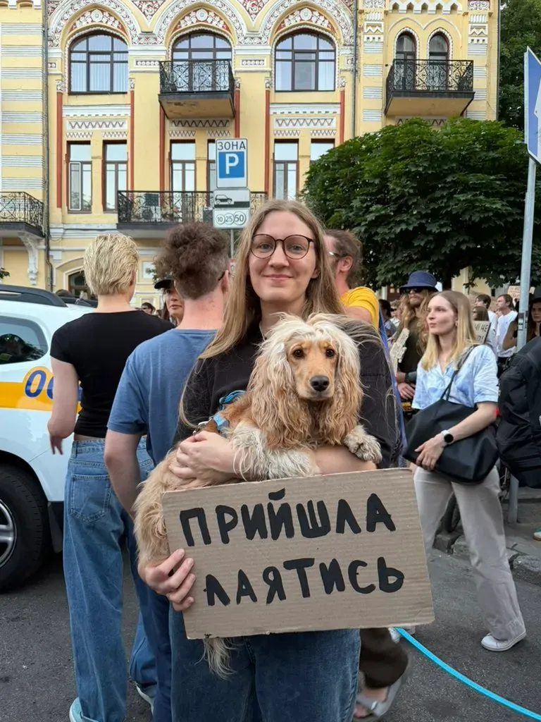 Учасниця мітингу разом зі своїм собакою.