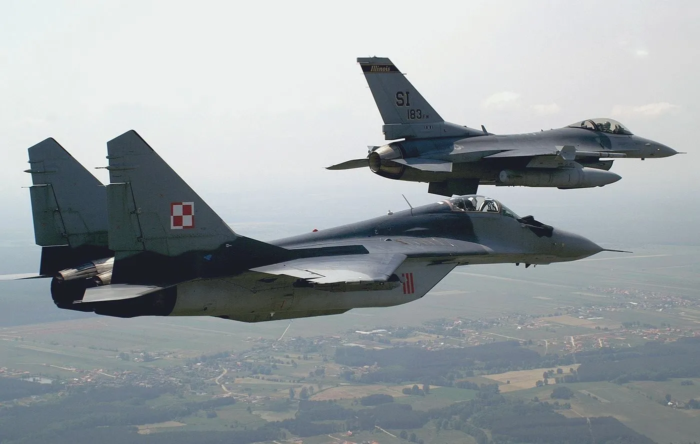 Польский МиГ-29 и американский F-16 совершают совместный вылет