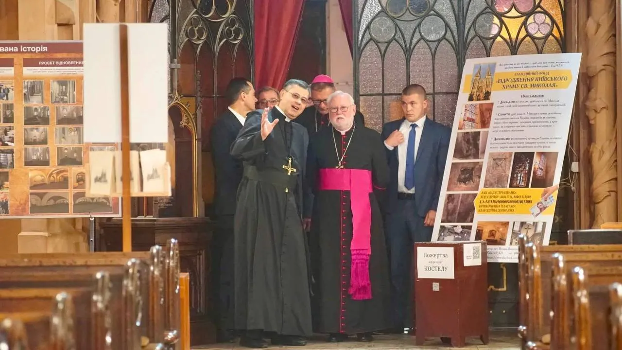 Головний дипломат Ватикану відвідав костел святого Миколая в Києві.