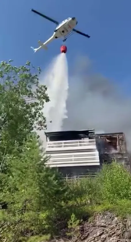 Пожар тушат с вертолетов