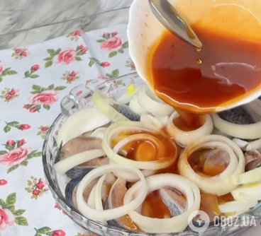 Как вкусно замариновать сельдь с кетчупом