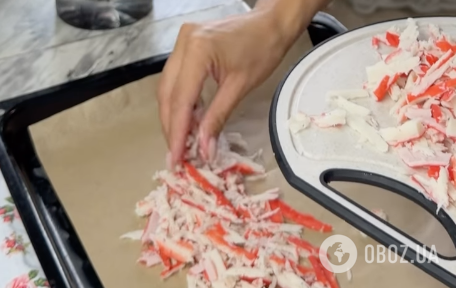 Вкусный крабовый рулет с оригинальной начинкой: делимся легким рецептом бюджетной закуски