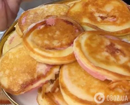 Сытные оладьи с колбасой