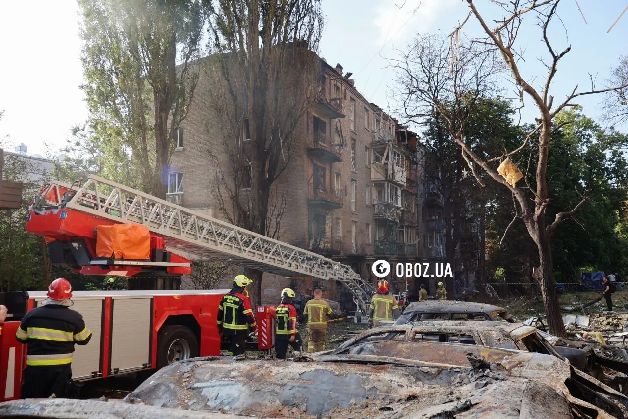 Київ знову у вогні: іноземні медіа показали моменти влучань під час нічної атаки
