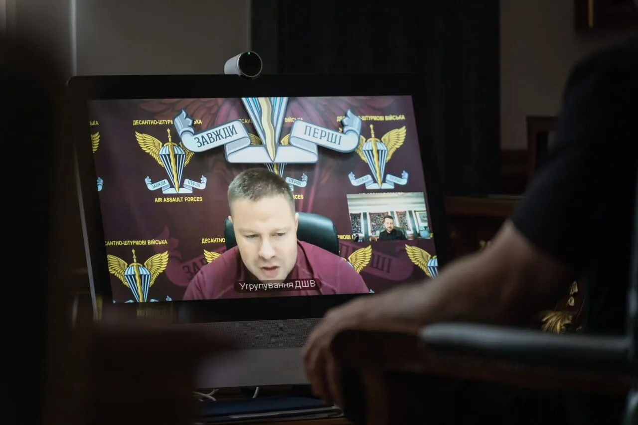 Президент провів нараду з військовим керівництвом