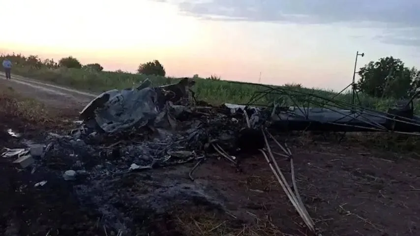 После авиакатастрофы на борту вспыхнул пожар.