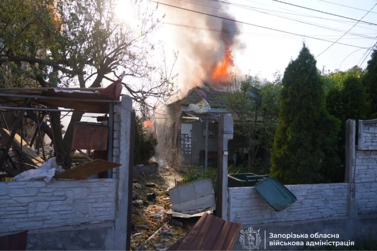 Пожежа внаслідок російської атаки на Запоріжжя.