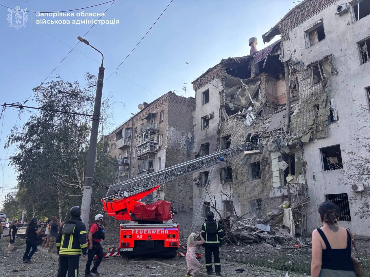 Усі рятувальні служби працюють на місці атаки.