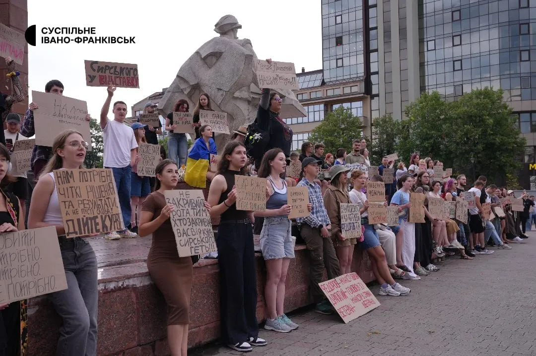 В Івано-Франківську зібралися приблизно 250 людей
