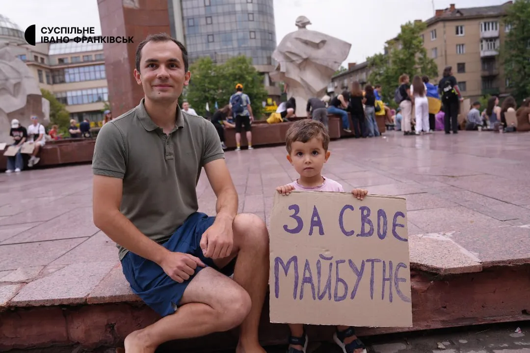 В Івано-Франківську зібралися приблизно 250 людей