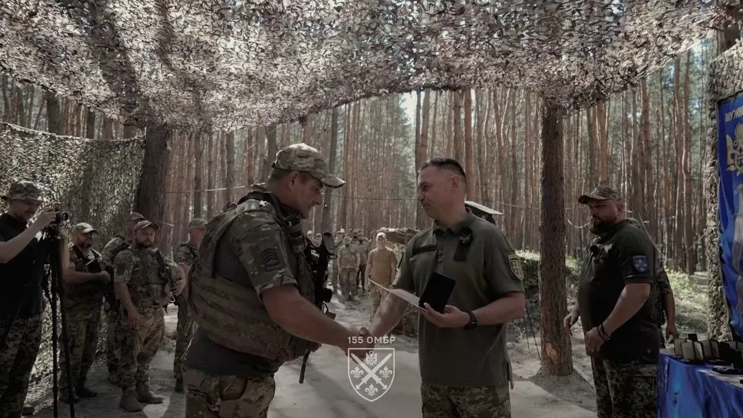 Военнослужащие бригады также были награждены знаками отличия.