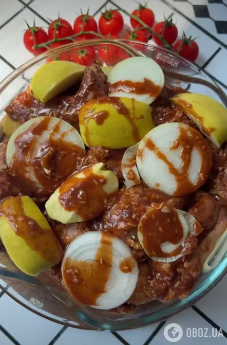 Сочные запеченные ребрышки с яблоками: мясо просто тает во рту
