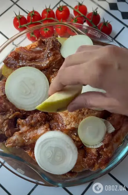 Сочные запеченные ребрышки с яблоками: мясо просто тает во рту