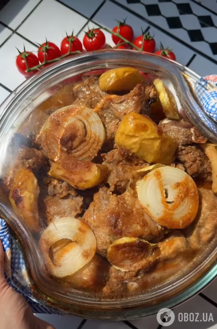 Сочные запеченные ребрышки с яблоками: мясо просто тает во рту