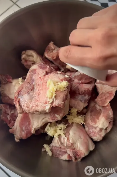 Сочные запеченные ребрышки с яблоками: мясо просто тает во рту