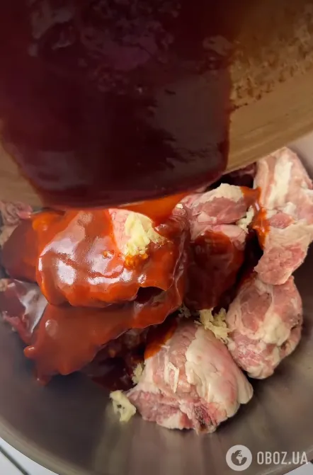 Сочные запеченные ребрышки с яблоками: мясо просто тает во рту