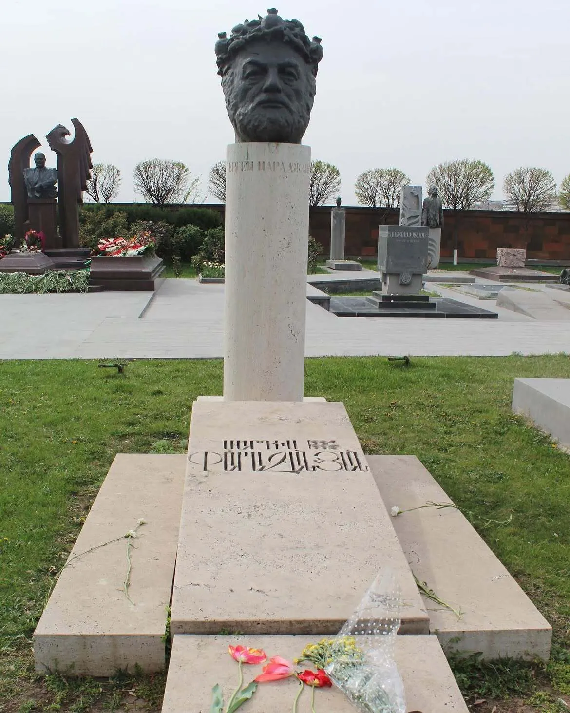 Могила Параджанова выглядит довольно сдержанно, но величественно.