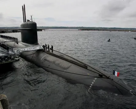 Французская атомная подводная лодка «Le Vigilant» на базе Île Longue в Бретани.