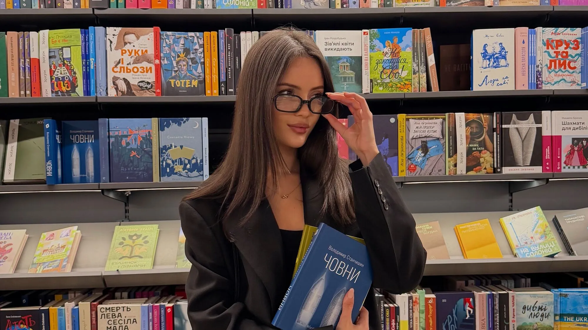 Никонова носит очки.