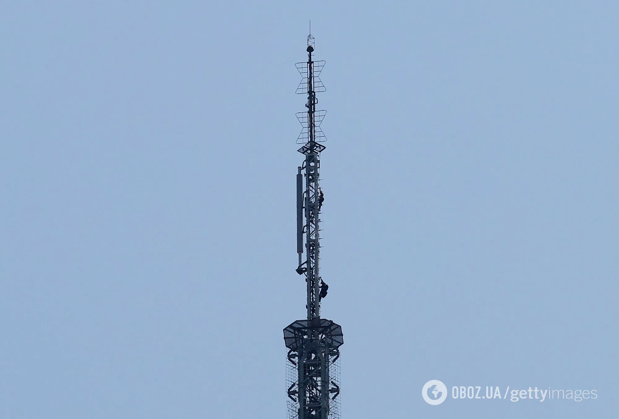 Руферы взобрались на самую высокую точку небоскреба