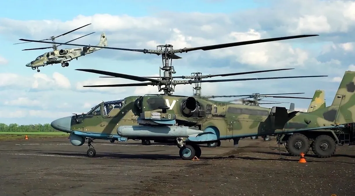 Пара Ка-52 перед вылетом.