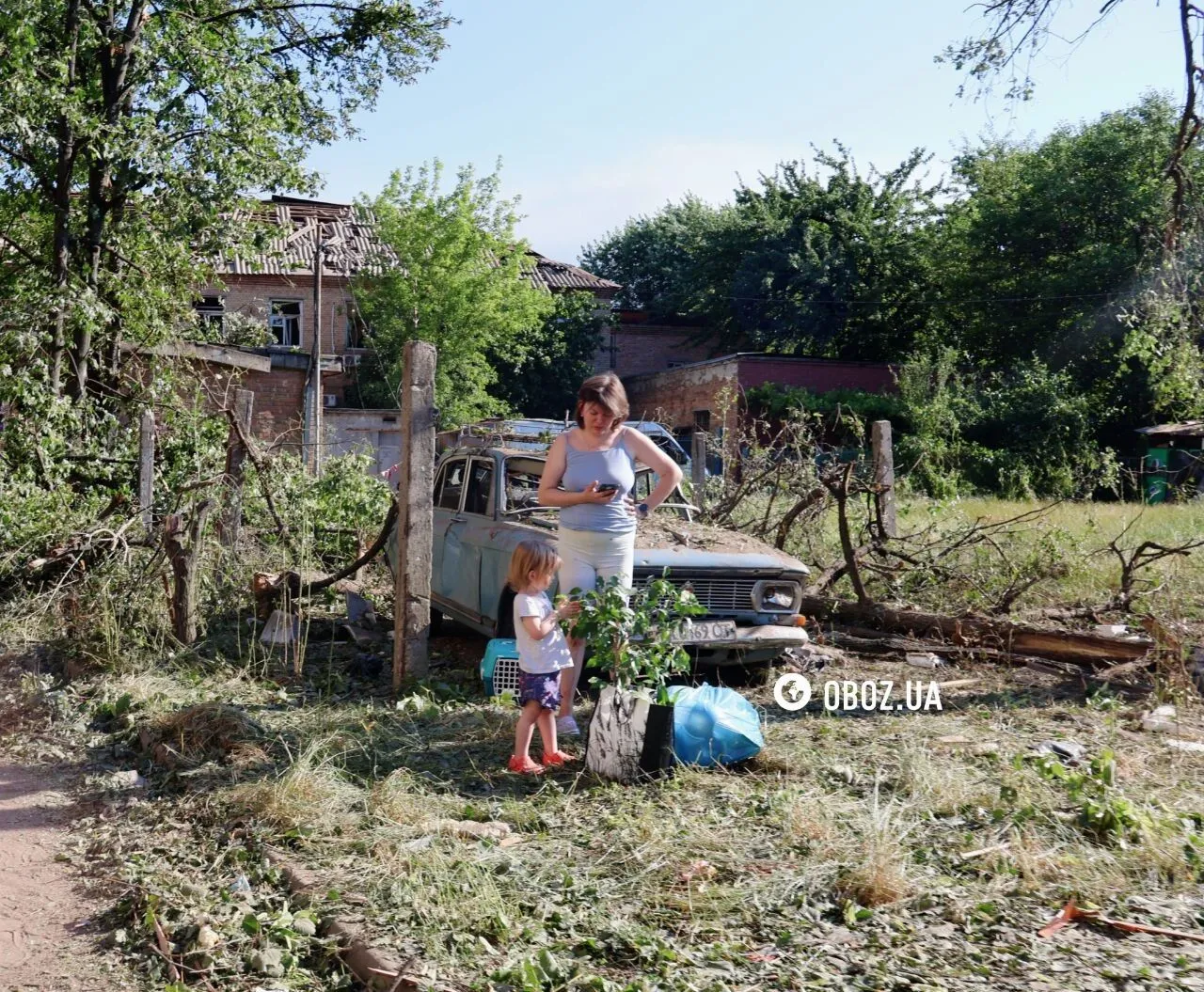 Мешканці пошкодженого будинку.