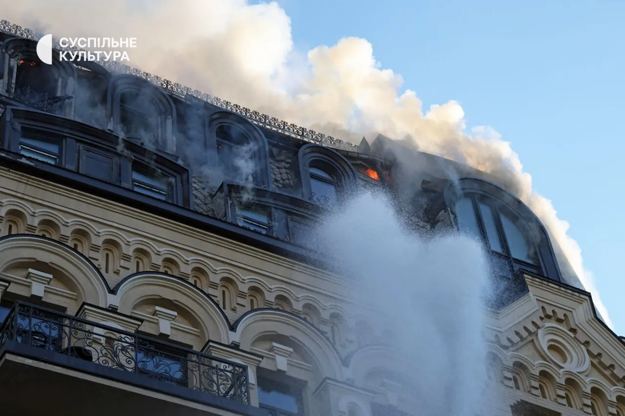 В ходе обстрела повреждено историческое здание в центре Киева