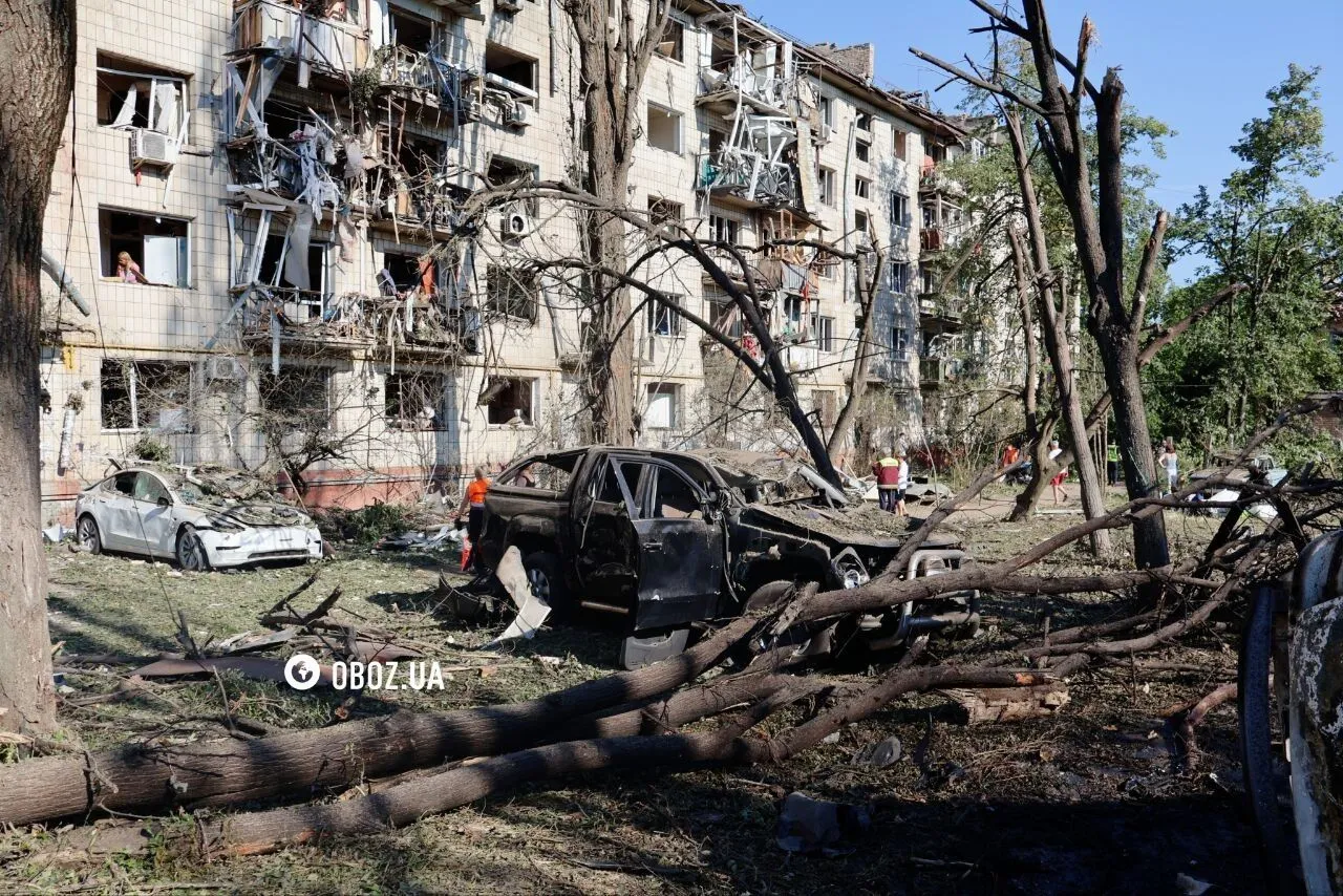 У Києві ракета влучила прямо у двір будинку.
