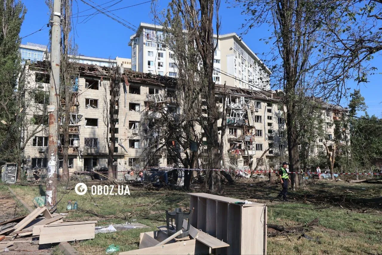 У Києві ракета влучила прямо у двір будинку.