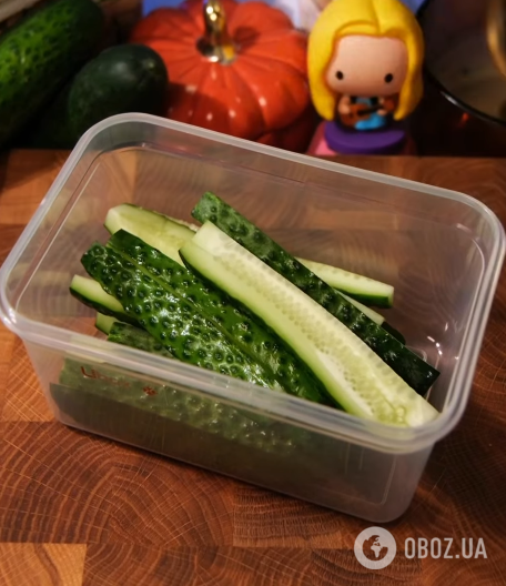 Пикантные маринованные огурцы с чесноком и острым перцем: делимся рецептом универсальной закуски