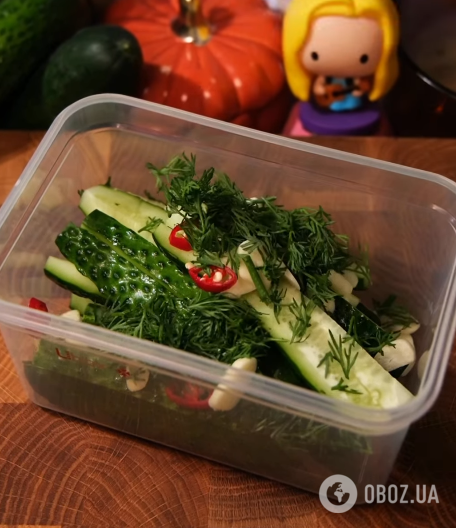 Пикантные маринованные огурцы с чесноком и острым перцем: делимся рецептом универсальной закуски