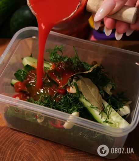 Пикантные маринованные огурцы с чесноком и острым перцем: делимся рецептом универсальной закуски