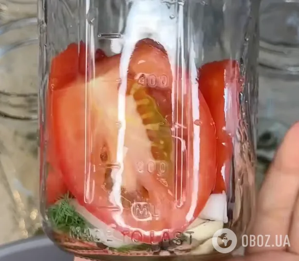 Вкусные консервированные помидоры половинками с луком на зиму: делимся рецептом лучшей закуски