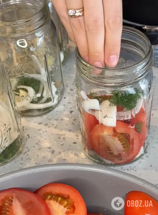 Вкусные консервированные помидоры половинками с луком на зиму: делимся рецептом лучшей закуски
